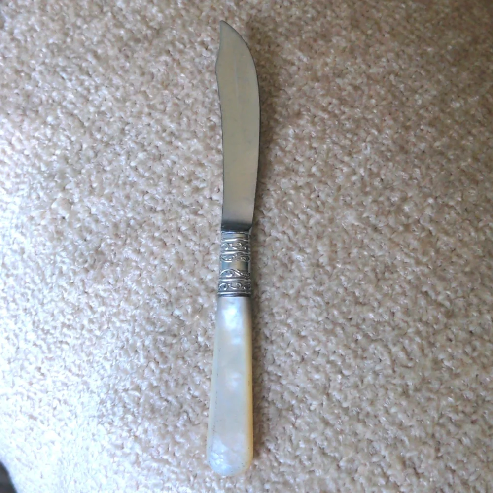 Sterling Vintage Knives, Mother of Pearl Handles, Fruit, Cheese, Etc. EUC